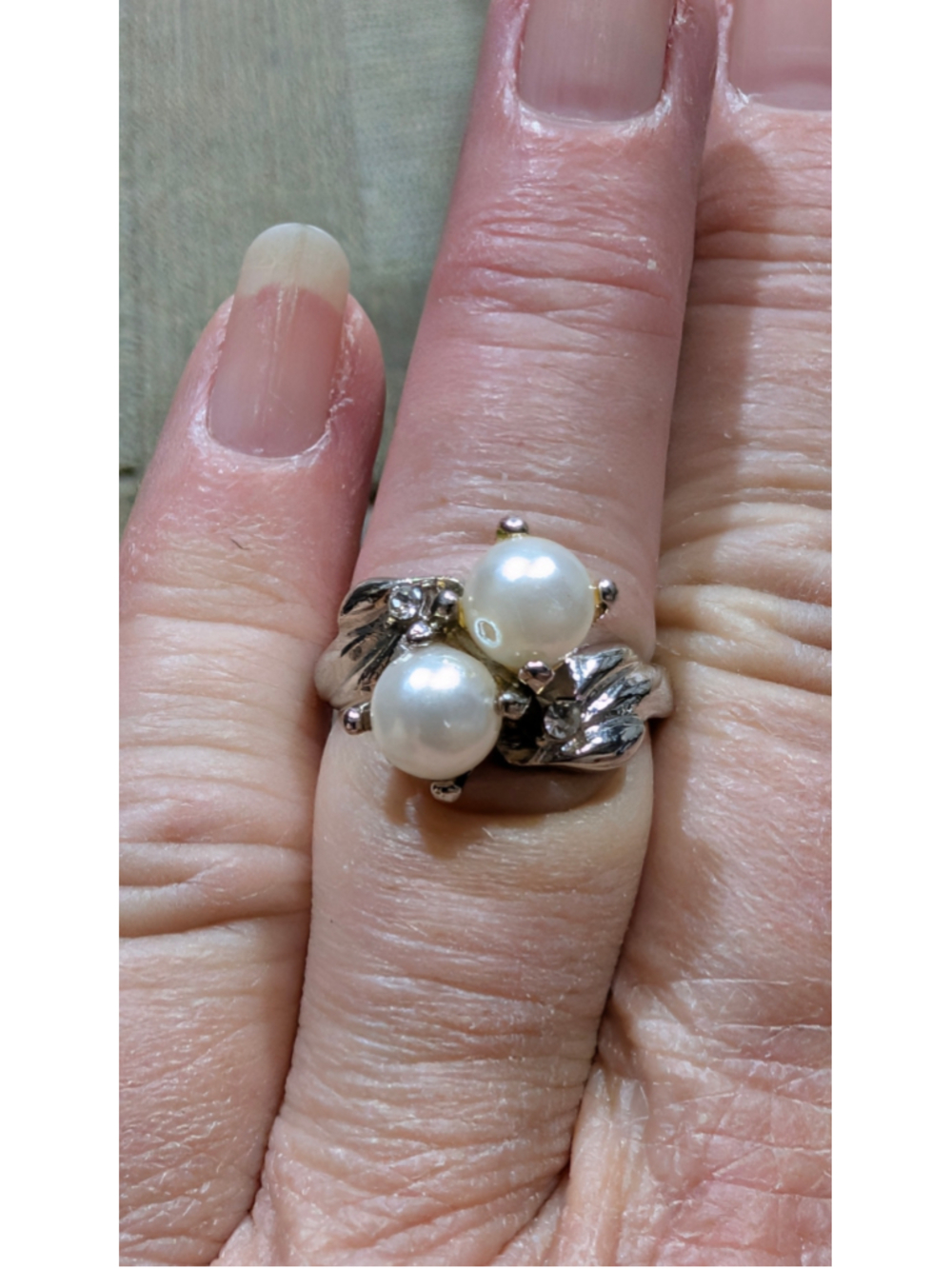 Women's Unbranded Pearl and Silver Tone Ring, Size 6. Silver and White